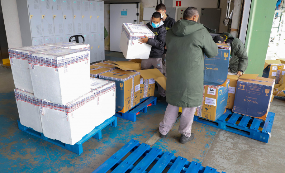 Vacinas Mais 193 mil vacinas da Pfizer chegaram ao Paraná nesta sexta-feira Foto: Ari Dias/AEN