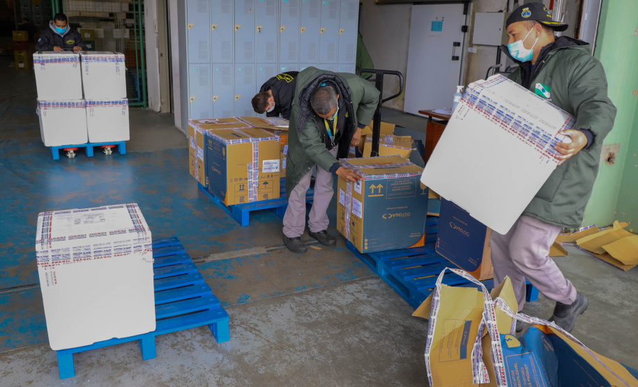 Vacinas Mais 193 mil vacinas da Pfizer chegaram ao Paraná nesta sexta-feira Foto: Ari Dias/AEN