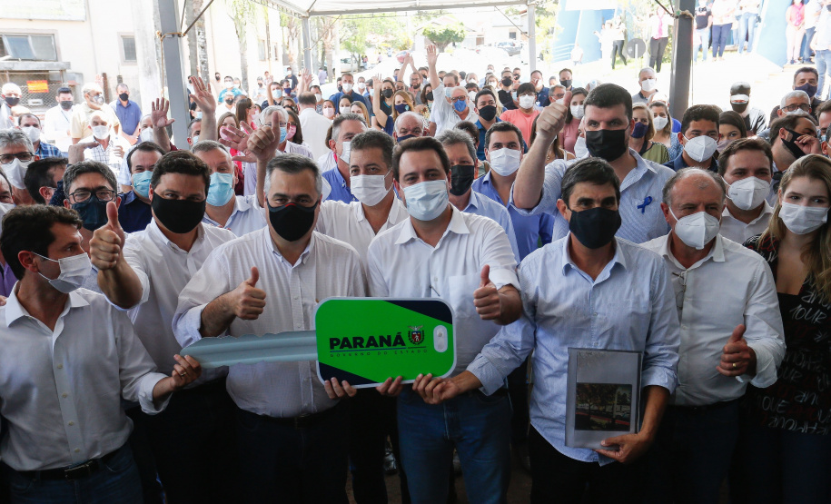 O governador Carlos Massa Ratinho Junior entregou nesta sexta-feira (29) mais 52 automóveis para reforço da frota da saúde em 22 municípios da 19ª Regional de Jacarezinho, no Norte Pioneiro. Os carros serão utilizados para atendimento domiciliar dentro da Estratégia da Saúde da Família (ESF). Foto: Jonathan Campos/AEN