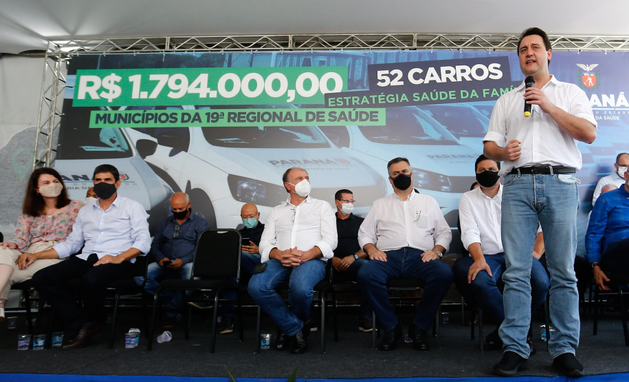 O governador Carlos Massa Ratinho Junior entregou nesta sexta-feira (29) mais 52 automóveis para reforço da frota da saúde em 22 municípios da 19ª Regional de Jacarezinho, no Norte Pioneiro. Os carros serão utilizados para atendimento domiciliar dentro da Estratégia da Saúde da Família (ESF). Foto: Jonathan Campos/AEN