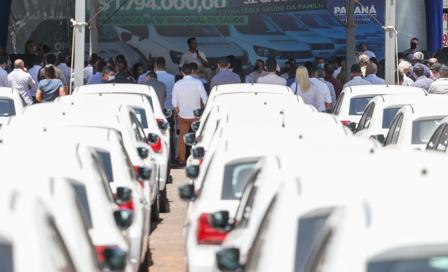 O governador Carlos Massa Ratinho Junior entregou nesta sexta-feira (29) mais 52 automóveis para reforço da frota da saúde em 22 municípios da 19ª Regional de Jacarezinho, no Norte Pioneiro. Os carros serão utilizados para atendimento domiciliar dentro da Estratégia da Saúde da Família (ESF). Foto: Jonathan Campos/AEN