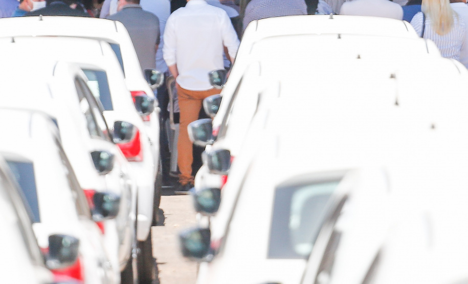 O governador Carlos Massa Ratinho Junior entregou nesta sexta-feira (29) mais 52 automóveis para reforço da frota da saúde em 22 municípios da 19ª Regional de Jacarezinho, no Norte Pioneiro. Os carros serão utilizados para atendimento domiciliar dentro da Estratégia da Saúde da Família (ESF). Foto: Jonathan Campos/AEN