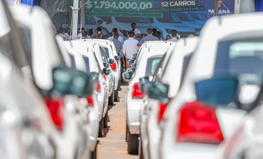 O governador Carlos Massa Ratinho Junior entregou nesta sexta-feira (29) mais 52 automóveis para reforço da frota da saúde em 22 municípios da 19ª Regional de Jacarezinho, no Norte Pioneiro. Os carros serão utilizados para atendimento domiciliar dentro da Estratégia da Saúde da Família (ESF). Foto: Jonathan Campos/AEN