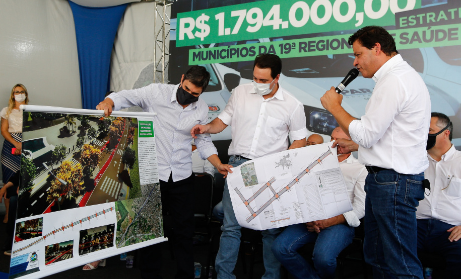 O governador Carlos Massa Ratinho Junior entregou nesta sexta-feira (29) mais 52 automóveis para reforço da frota da saúde em 22 municípios da 19ª Regional de Jacarezinho, no Norte Pioneiro. Os carros serão utilizados para atendimento domiciliar dentro da Estratégia da Saúde da Família (ESF). Foto: Jonathan Campos/AEN