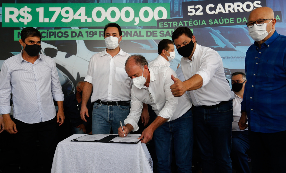 O governador Carlos Massa Ratinho Junior entregou nesta sexta-feira (29) mais 52 automóveis para reforço da frota da saúde em 22 municípios da 19ª Regional de Jacarezinho, no Norte Pioneiro. Os carros serão utilizados para atendimento domiciliar dentro da Estratégia da Saúde da Família (ESF). Foto: Jonathan Campos/AEN