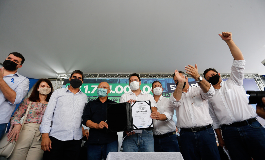 O governador Carlos Massa Ratinho Junior entregou nesta sexta-feira (29) mais 52 automóveis para reforço da frota da saúde em 22 municípios da 19ª Regional de Jacarezinho, no Norte Pioneiro. Os carros serão utilizados para atendimento domiciliar dentro da Estratégia da Saúde da Família (ESF). Foto: Jonathan Campos/AEN