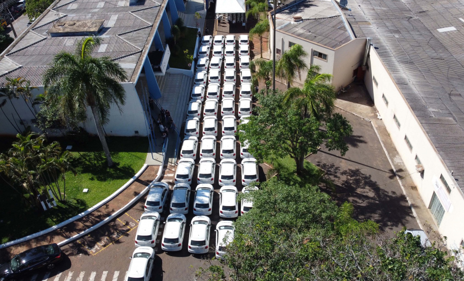 O governador Carlos Massa Ratinho Junior entregou nesta sexta-feira (29) mais 52 automóveis para reforço da frota da saúde em 22 municípios da 19ª Regional de Jacarezinho, no Norte Pioneiro. Os carros serão utilizados para atendimento domiciliar dentro da Estratégia da Saúde da Família (ESF). Foto: Jonathan Campos/AEN