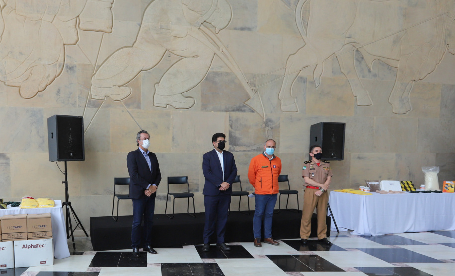 Solenidade de entrega de materiais para atendimento de emergencias para a Defesa Civil, na nesta sexta-feira (29), no Palacio Iguaçu em Curitiba.  Foto: Geraldo Bubniak/AEN