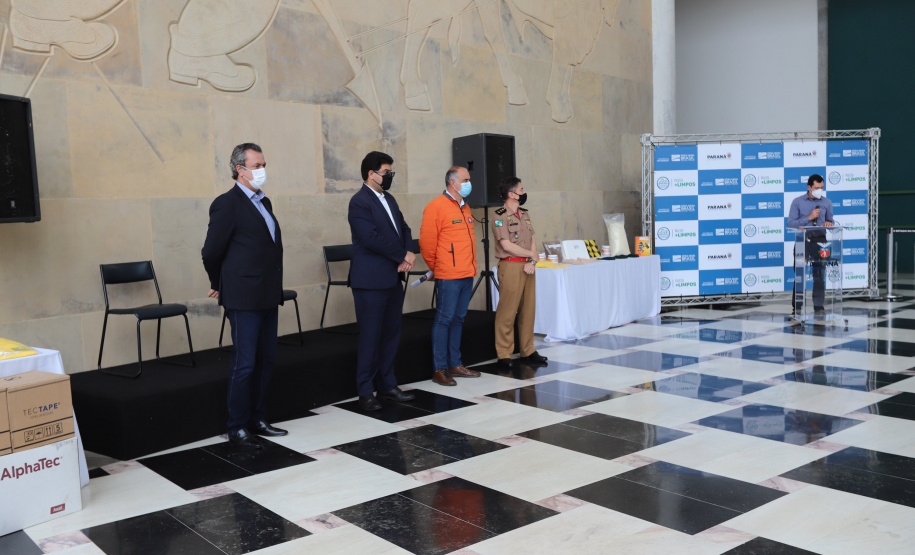 Solenidade de entrega de materiais para atendimento de emergencias para a Defesa Civil, na nesta sexta-feira (29), no Palacio Iguaçu em Curitiba.  Foto: Geraldo Bubniak/AEN