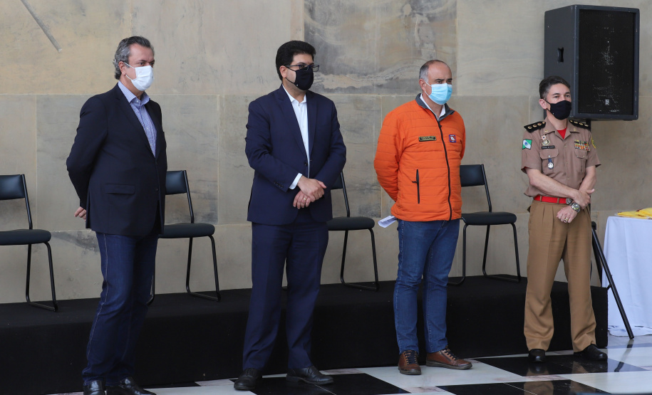 Solenidade de entrega de materiais para atendimento de emergencias para a Defesa Civil, na nesta sexta-feira (29), no Palacio Iguaçu em Curitiba.  Foto: Geraldo Bubniak/AEN