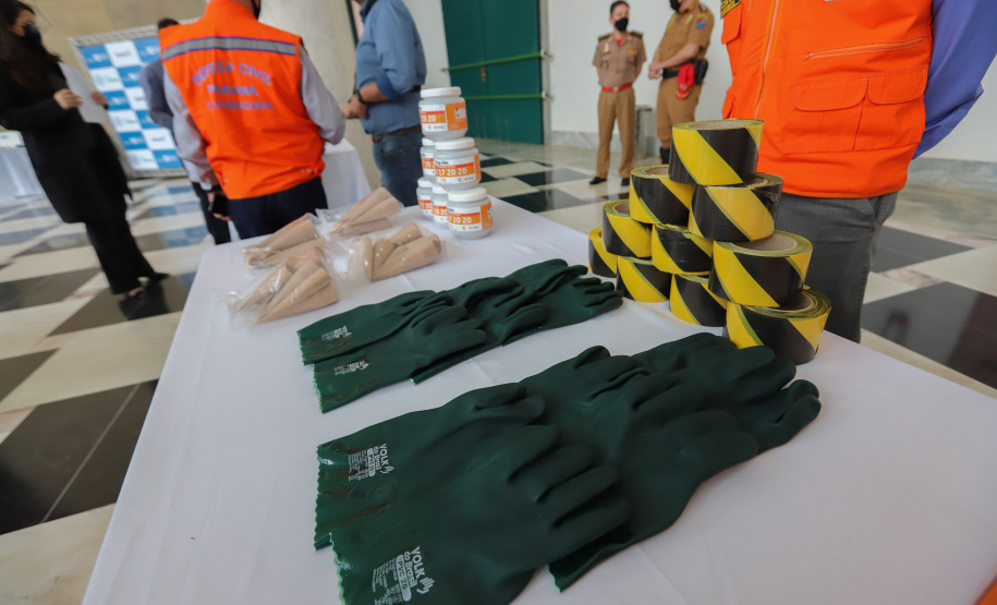 Solenidade de entrega de materiais para atendimento de emergencias para a Defesa Civil, na nesta sexta-feira (29), no Palacio Iguaçu em Curitiba.  Foto: Geraldo Bubniak/AEN