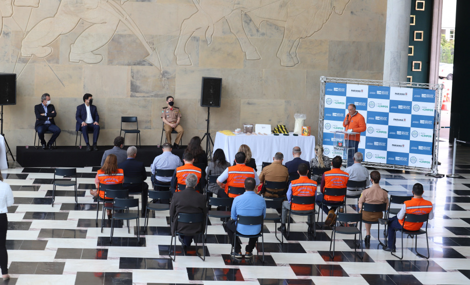 Solenidade de entrega de materiais para atendimento de emergencias para a Defesa Civil, na nesta sexta-feira (29), no Palacio Iguaçu em Curitiba.  Foto: Geraldo Bubniak/AEN