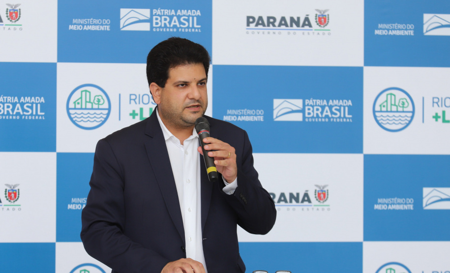 Solenidade de entrega de materiais para atendimento de emergencias para a Defesa Civil, na nesta sexta-feira (29), no Palacio Iguaçu em Curitiba. Na foto, o secretário de Qualidade Ambiental do Ministério do Meio Ambiente, André França.  Foto: Geraldo Bubniak/AEN