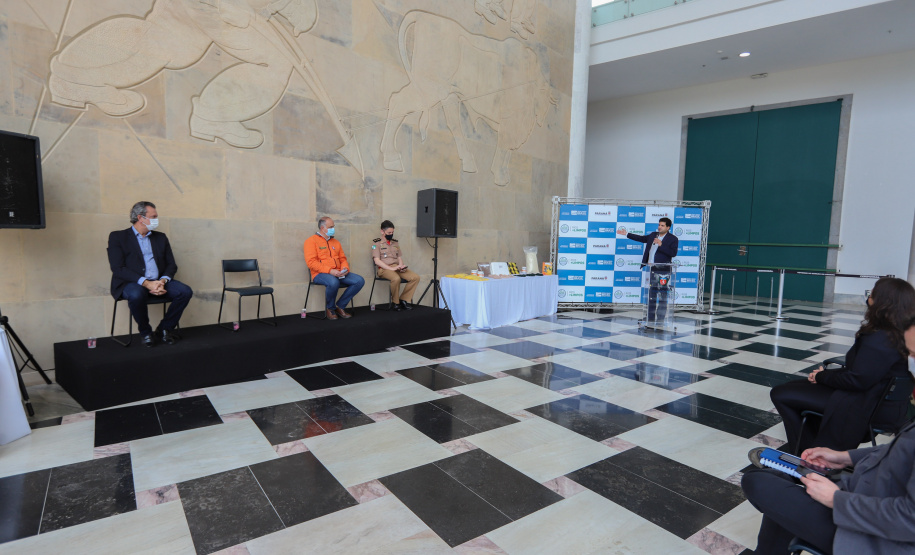 Solenidade de entrega de materiais para atendimento de emergencias para a Defesa Civil, na nesta sexta-feira (29), no Palacio Iguaçu em Curitiba.  Foto: Geraldo Bubniak/AEN
