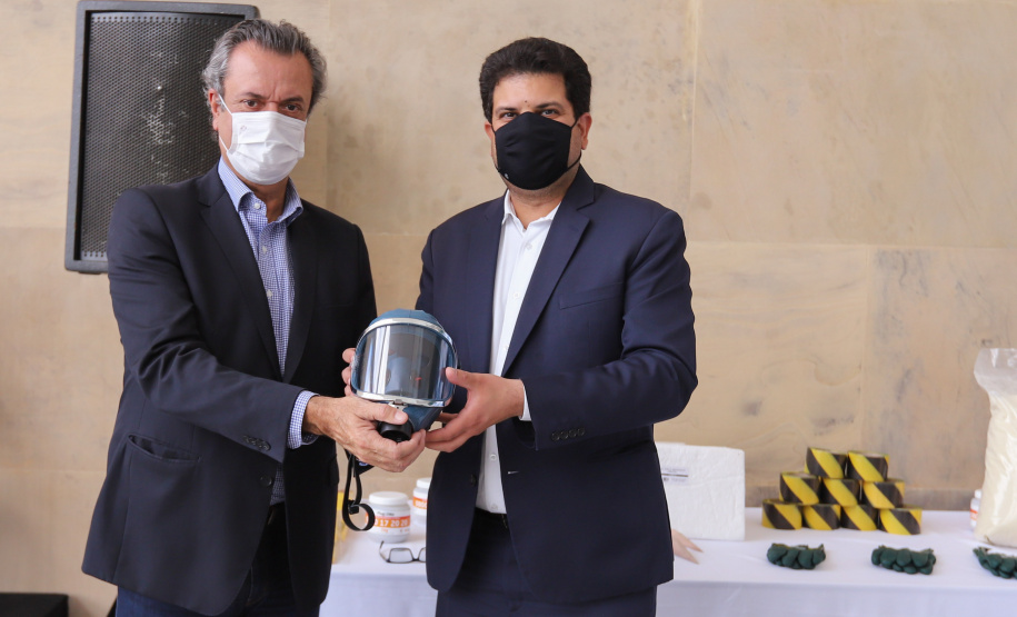 Solenidade de entrega de materiais para atendimento de emergencias para a Defesa Civil, na nesta sexta-feira (29), no Palacio Iguaçu em Curitiba. Na foto, o secretário de Qualidade Ambiental do Ministério do Meio Ambiente, André França entrega de forma simbolica material para o diretor-presidente do Instituto Água e Terra (IAT) do Paraná, Everton Costa..  Foto: Geraldo Bubniak/AEN