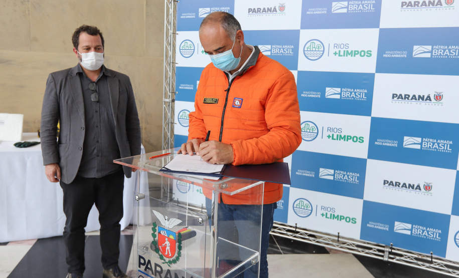Solenidade de entrega de materiais para atendimento de emergencias para a Defesa Civil, na nesta sexta-feira (29), no Palacio Iguaçu em Curitiba.  Foto: Geraldo Bubniak/AEN
