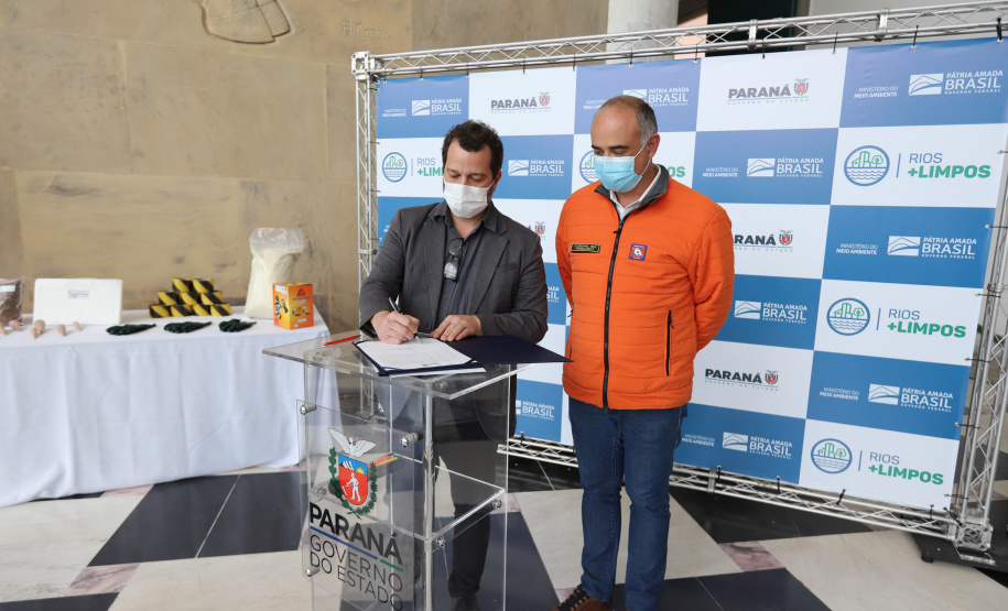 Solenidade de entrega de materiais para atendimento de emergencias para a Defesa Civil, na nesta sexta-feira (29), no Palacio Iguaçu em Curitiba.  Foto: Geraldo Bubniak/AEN