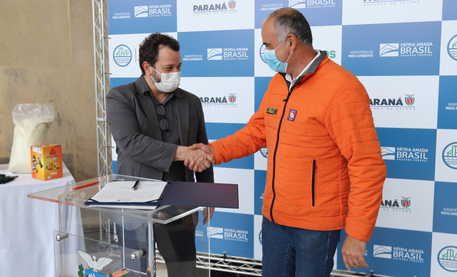 Solenidade de entrega de materiais para atendimento de emergencias para a Defesa Civil, na nesta sexta-feira (29), no Palacio Iguaçu em Curitiba.  Foto: Geraldo Bubniak/AEN