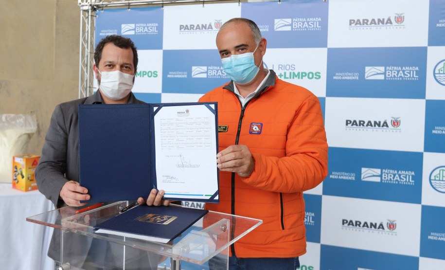 Solenidade de entrega de materiais para atendimento de emergencias para a Defesa Civil, na nesta sexta-feira (29), no Palacio Iguaçu em Curitiba.  Foto: Geraldo Bubniak/AEN