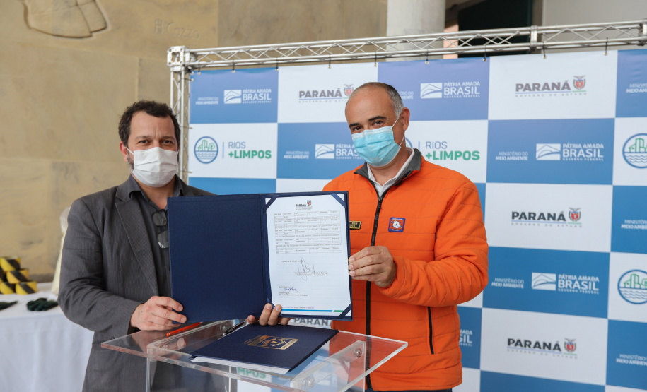 Solenidade de entrega de materiais para atendimento de emergencias para a Defesa Civil, na nesta sexta-feira (29), no Palacio Iguaçu em Curitiba.  Foto: Geraldo Bubniak/AEN