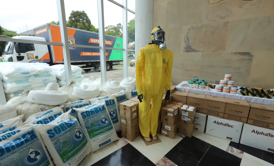Solenidade de entrega de materiais para atendimento de emergencias para a Defesa Civil, na nesta sexta-feira (29), no Palacio Iguaçu em Curitiba.  Foto: Geraldo Bubniak/AEN