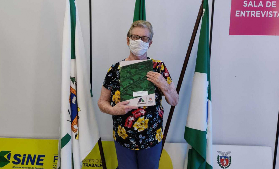 Com o avanço da vacinação e redução das medidas restritivas, técnicos da Cohapar retomaram as visitas aos municípios para realizar a entrega de títulos de propriedade na região Sudoeste do Paraná. Nesta semana, mutuários da companhia com imóveis já quitados receberam a documentação que garante o reconhecimento de propriedade em Chopinzinho e Dois Vizinhos. (Foto: Joao Carlos da Cas/Cohapar)
