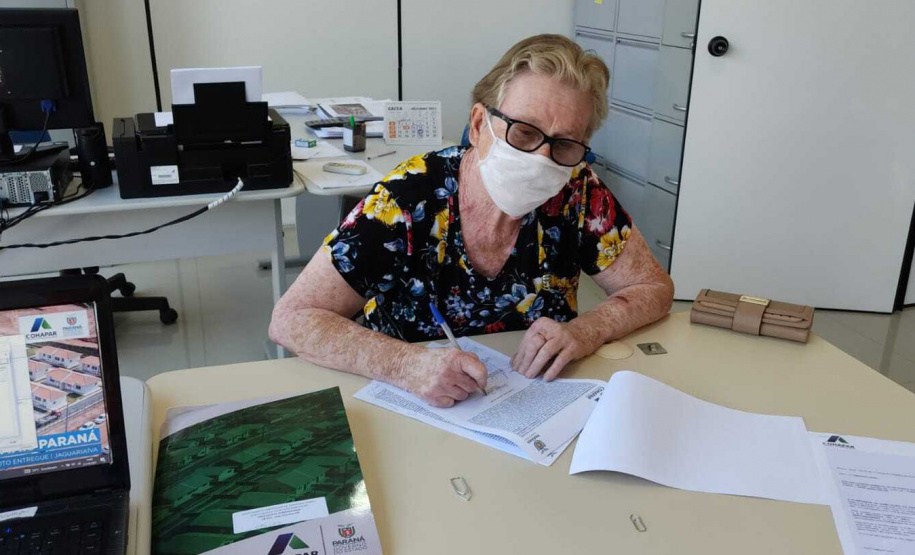 Com o avanço da vacinação e redução das medidas restritivas, técnicos da Cohapar retomaram as visitas aos municípios para realizar a entrega de títulos de propriedade na região Sudoeste do Paraná. Nesta semana, mutuários da companhia com imóveis já quitados receberam a documentação que garante o reconhecimento de propriedade em Chopinzinho e Dois Vizinhos. (Foto: Joao Carlos da Cas/Cohapar)