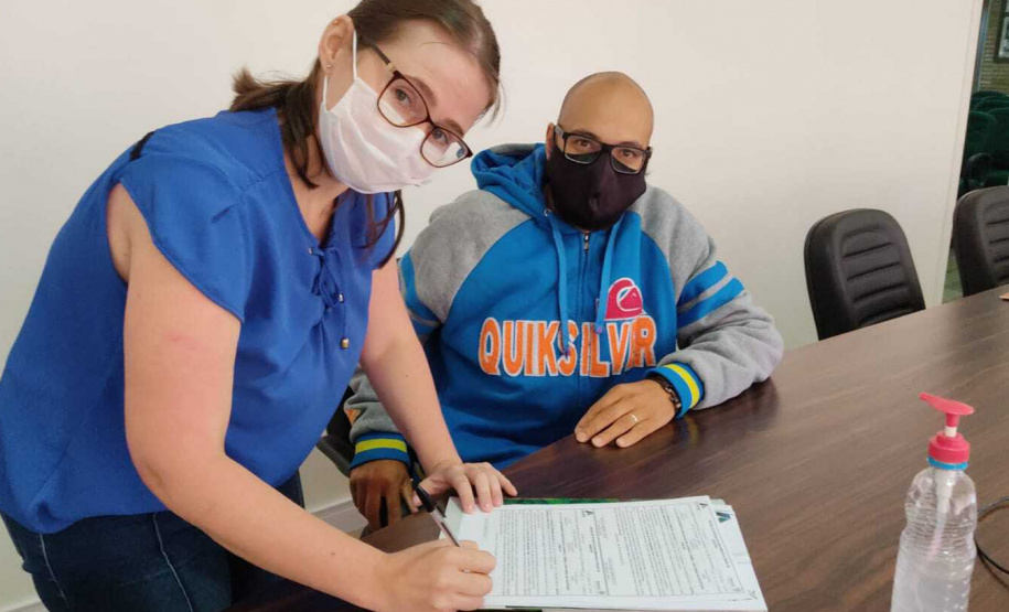 Com o avanço da vacinação e redução das medidas restritivas, técnicos da Cohapar retomaram as visitas aos municípios para realizar a entrega de títulos de propriedade na região Sudoeste do Paraná. Nesta semana, mutuários da companhia com imóveis já quitados receberam a documentação que garante o reconhecimento de propriedade em Chopinzinho e Dois Vizinhos. (Foto: Joao Carlos da Cas/Cohapar)