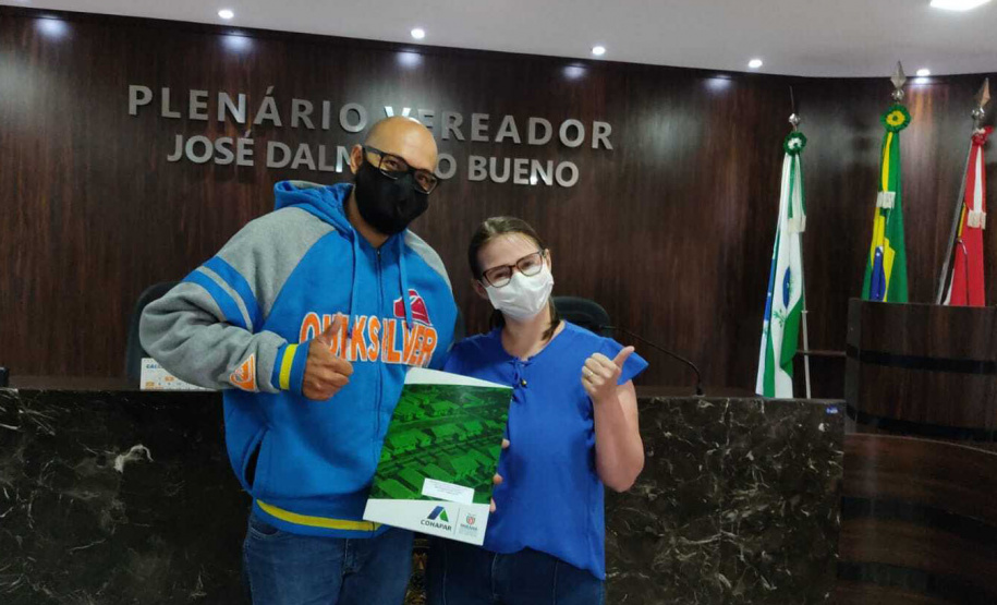 Com o avanço da vacinação e redução das medidas restritivas, técnicos da Cohapar retomaram as visitas aos municípios para realizar a entrega de títulos de propriedade na região Sudoeste do Paraná. Nesta semana, mutuários da companhia com imóveis já quitados receberam a documentação que garante o reconhecimento de propriedade em Chopinzinho e Dois Vizinhos. (Foto: Joao Carlos da Cas/Cohapar)
