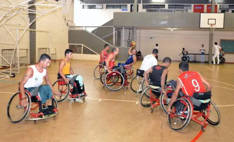 Curso de formação capacita treinadores na modalidade basquete em cadeira de rodas - Foto: UEL