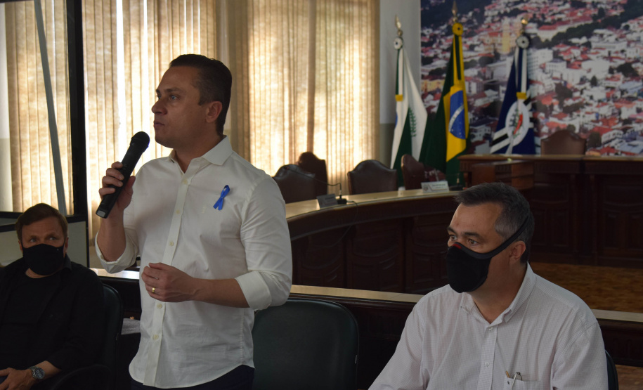 O Governo do Estado vai reforçar investimentos da área da saúde em municípios do Norte Pioneiro. O secretário estadual da Saúde, Beto Preto, esteve em Jacarezinho, Santo Antônio da Platina, Carlópolis e Ribeirão Claro nesta sexta-feira (29) e destacou recursos já liberados e ações previstas para a região. - Curitiba, 29/10/2021 - Foto: Américo Antonio/SESA