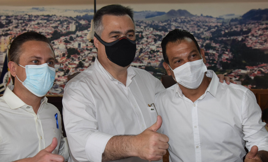 O Governo do Estado vai reforçar investimentos da área da saúde em municípios do Norte Pioneiro. O secretário estadual da Saúde, Beto Preto, esteve em Jacarezinho, Santo Antônio da Platina, Carlópolis e Ribeirão Claro nesta sexta-feira (29) e destacou recursos já liberados e ações previstas para a região. - Curitiba, 29/10/2021 - Foto: Américo Antonio/SESA