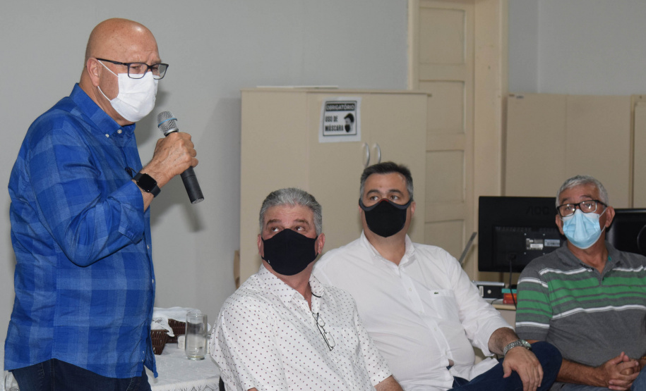 O Governo do Estado vai reforçar investimentos da área da saúde em municípios do Norte Pioneiro. O secretário estadual da Saúde, Beto Preto, esteve em Jacarezinho, Santo Antônio da Platina, Carlópolis e Ribeirão Claro nesta sexta-feira (29) e destacou recursos já liberados e ações previstas para a região. - Curitiba, 29/10/2021 - Foto: Américo Antonio/SESA