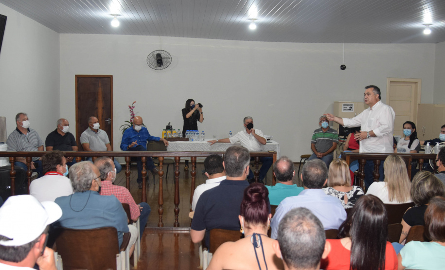 O Governo do Estado vai reforçar investimentos da área da saúde em municípios do Norte Pioneiro. O secretário estadual da Saúde, Beto Preto, esteve em Jacarezinho, Santo Antônio da Platina, Carlópolis e Ribeirão Claro nesta sexta-feira (29) e destacou recursos já liberados e ações previstas para a região. - Curitiba, 29/10/2021 - Foto: Américo Antonio/SESA