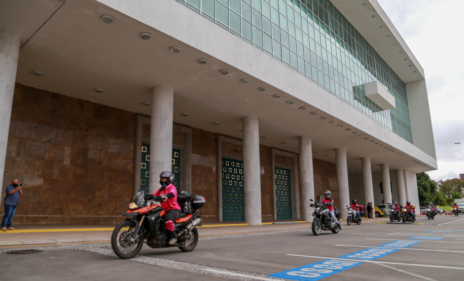 Expedição Filhas do Paraná volta a Curitiba após 2.800 km divulgando o Outubro Rosa. As motociclistas do grupo Filhas do Vento e da Liberdade retornaram neste sábado (30) ao Palácio Iguaçu – mesmo ponto de onde partiram no dia 14 de outubro, e foram recebidas pelo vice-governador Darci Piana e pela primeira-dama do Estado e presidente do Conselho Estadual de Ação Solidária, Luciana Saito Massa. - Curitiba, 30/10/2021 - Foto: Valdelino Pontes