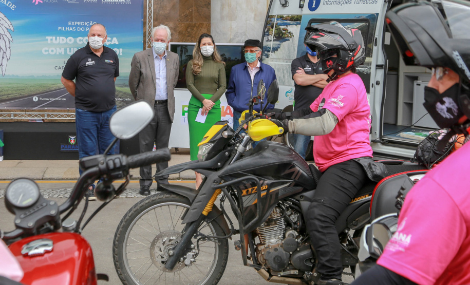 Expedição Filhas do Paraná volta a Curitiba após 2.800 km divulgando o Outubro Rosa. As motociclistas do grupo Filhas do Vento e da Liberdade retornaram neste sábado (30) ao Palácio Iguaçu – mesmo ponto de onde partiram no dia 14 de outubro, e foram recebidas pelo vice-governador Darci Piana e pela primeira-dama do Estado e presidente do Conselho Estadual de Ação Solidária, Luciana Saito Massa. - Curitiba, 30/10/2021 - Foto: Valdelino Pontes