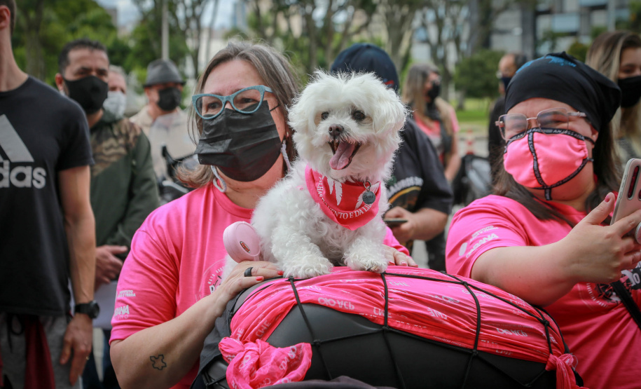 Expedição Filhas do Paraná volta a Curitiba após 2.800 km divulgando o Outubro Rosa. As motociclistas do grupo Filhas do Vento e da Liberdade retornaram neste sábado (30) ao Palácio Iguaçu – mesmo ponto de onde partiram no dia 14 de outubro, e foram recebidas pelo vice-governador Darci Piana e pela primeira-dama do Estado e presidente do Conselho Estadual de Ação Solidária, Luciana Saito Massa. - Curitiba, 30/10/2021 - Foto: Valdelino Pontes