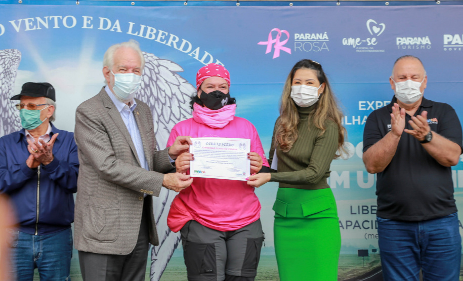 Expedição Filhas do Paraná volta a Curitiba após 2.800 km divulgando o Outubro Rosa. As motociclistas do grupo Filhas do Vento e da Liberdade retornaram neste sábado (30) ao Palácio Iguaçu – mesmo ponto de onde partiram no dia 14 de outubro, e foram recebidas pelo vice-governador Darci Piana e pela primeira-dama do Estado e presidente do Conselho Estadual de Ação Solidária, Luciana Saito Massa. - Curitiba, 30/10/2021 - Foto: Valdelino Pontes