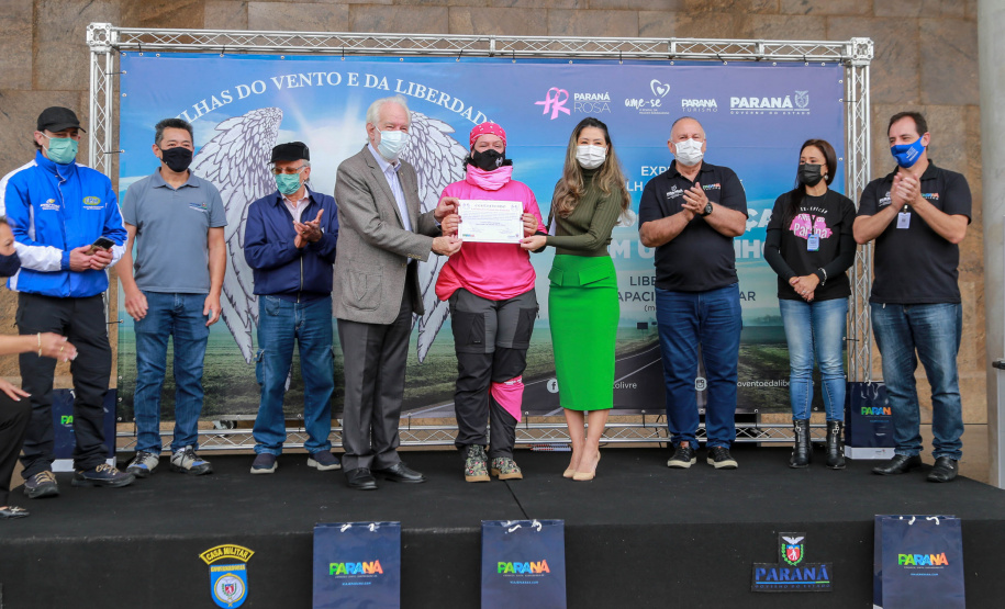 Expedição Filhas do Paraná volta a Curitiba após 2.800 km divulgando o Outubro Rosa. As motociclistas do grupo Filhas do Vento e da Liberdade retornaram neste sábado (30) ao Palácio Iguaçu – mesmo ponto de onde partiram no dia 14 de outubro, e foram recebidas pelo vice-governador Darci Piana e pela primeira-dama do Estado e presidente do Conselho Estadual de Ação Solidária, Luciana Saito Massa. - Curitiba, 30/10/2021 - Foto: Valdelino Pontes