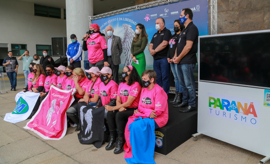 Expedição Filhas do Paraná volta a Curitiba após 2.800 km divulgando o Outubro Rosa. As motociclistas do grupo Filhas do Vento e da Liberdade retornaram neste sábado (30) ao Palácio Iguaçu – mesmo ponto de onde partiram no dia 14 de outubro, e foram recebidas pelo vice-governador Darci Piana e pela primeira-dama do Estado e presidente do Conselho Estadual de Ação Solidária, Luciana Saito Massa. - Curitiba, 30/10/2021 - Foto: Valdelino Pontes