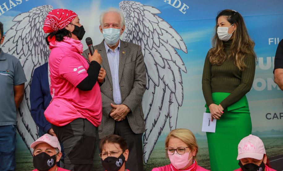 Expedição Filhas do Paraná volta a Curitiba após 2.800 km divulgando o Outubro Rosa. As motociclistas do grupo Filhas do Vento e da Liberdade retornaram neste sábado (30) ao Palácio Iguaçu – mesmo ponto de onde partiram no dia 14 de outubro, e foram recebidas pelo vice-governador Darci Piana e pela primeira-dama do Estado e presidente do Conselho Estadual de Ação Solidária, Luciana Saito Massa. - Curitiba, 30/10/2021 - Foto: Valdelino Pontes