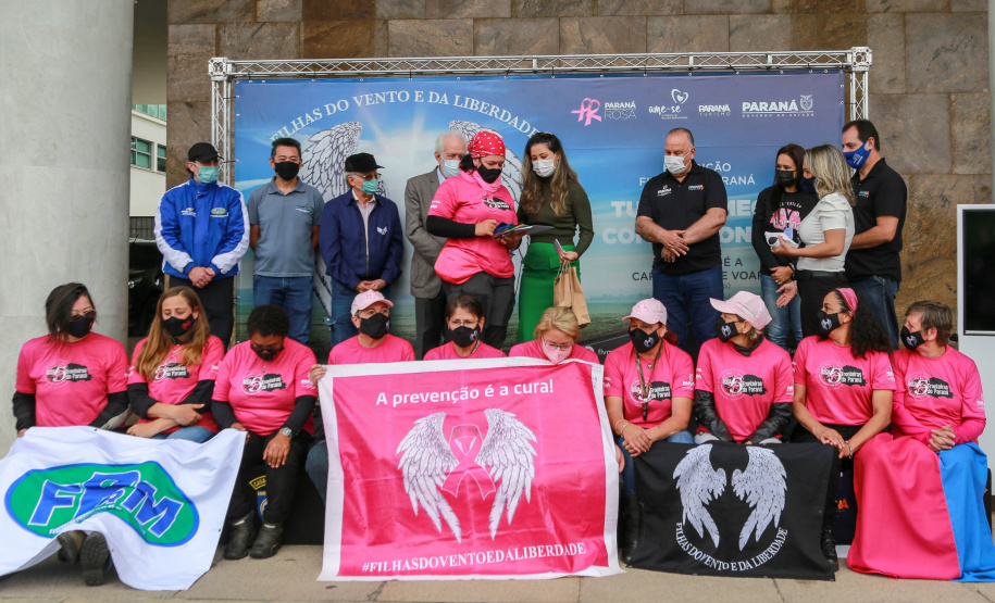 Expedição Filhas do Paraná volta a Curitiba após 2.800 km divulgando o Outubro Rosa. As motociclistas do grupo Filhas do Vento e da Liberdade retornaram neste sábado (30) ao Palácio Iguaçu – mesmo ponto de onde partiram no dia 14 de outubro, e foram recebidas pelo vice-governador Darci Piana e pela primeira-dama do Estado e presidente do Conselho Estadual de Ação Solidária, Luciana Saito Massa. - Curitiba, 30/10/2021 - Foto: Valdelino Pontes