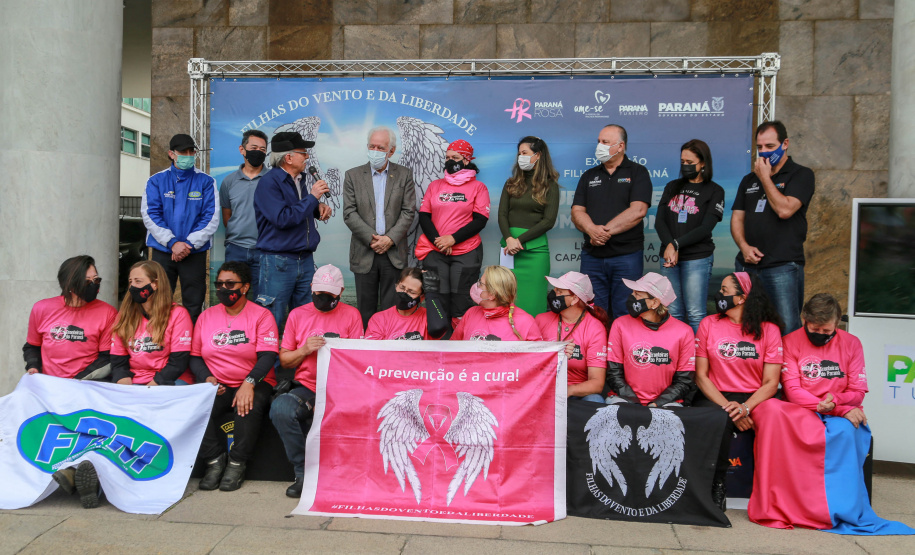 Expedição Filhas do Paraná volta a Curitiba após 2.800 km divulgando o Outubro Rosa. As motociclistas do grupo Filhas do Vento e da Liberdade retornaram neste sábado (30) ao Palácio Iguaçu – mesmo ponto de onde partiram no dia 14 de outubro, e foram recebidas pelo vice-governador Darci Piana e pela primeira-dama do Estado e presidente do Conselho Estadual de Ação Solidária, Luciana Saito Massa. - Curitiba, 30/10/2021 - Foto: Valdelino Pontes