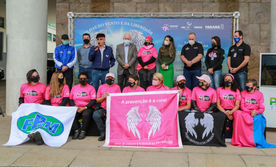 Expedição Filhas do Paraná volta a Curitiba após 2.800 km divulgando o Outubro Rosa. As motociclistas do grupo Filhas do Vento e da Liberdade retornaram neste sábado (30) ao Palácio Iguaçu – mesmo ponto de onde partiram no dia 14 de outubro, e foram recebidas pelo vice-governador Darci Piana e pela primeira-dama do Estado e presidente do Conselho Estadual de Ação Solidária, Luciana Saito Massa. - Curitiba, 30/10/2021 - Foto: Valdelino Pontes