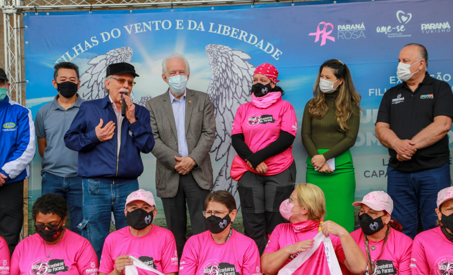 Expedição Filhas do Paraná volta a Curitiba após 2.800 km divulgando o Outubro Rosa. As motociclistas do grupo Filhas do Vento e da Liberdade retornaram neste sábado (30) ao Palácio Iguaçu – mesmo ponto de onde partiram no dia 14 de outubro, e foram recebidas pelo vice-governador Darci Piana e pela primeira-dama do Estado e presidente do Conselho Estadual de Ação Solidária, Luciana Saito Massa. - Curitiba, 30/10/2021 - Foto: Valdelino Pontes