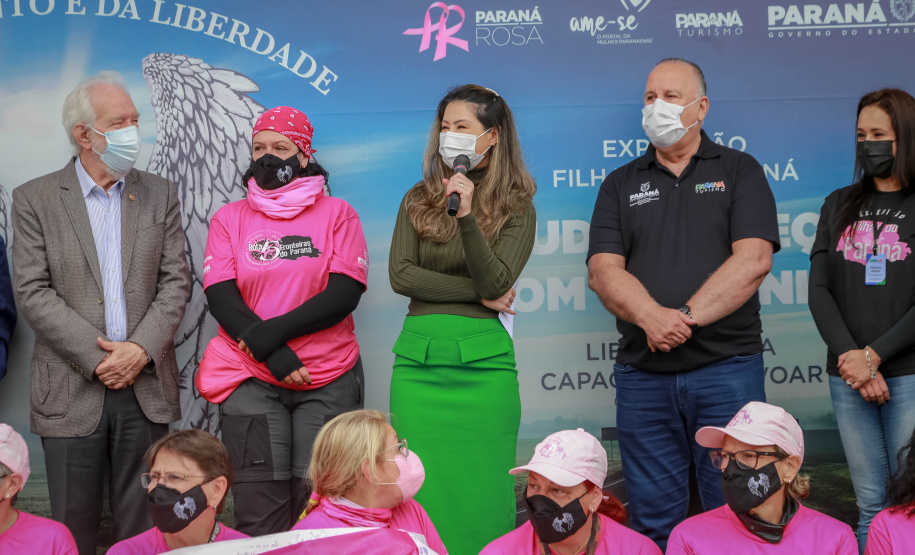 Expedição Filhas do Paraná volta a Curitiba após 2.800 km divulgando o Outubro Rosa. As motociclistas do grupo Filhas do Vento e da Liberdade retornaram neste sábado (30) ao Palácio Iguaçu – mesmo ponto de onde partiram no dia 14 de outubro, e foram recebidas pelo vice-governador Darci Piana e pela primeira-dama do Estado e presidente do Conselho Estadual de Ação Solidária, Luciana Saito Massa. - Curitiba, 30/10/2021 - Foto: Valdelino Pontes