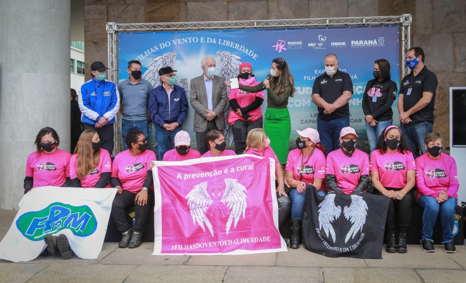 Expedição Filhas do Paraná volta a Curitiba após 2.800 km divulgando o Outubro Rosa. As motociclistas do grupo Filhas do Vento e da Liberdade retornaram neste sábado (30) ao Palácio Iguaçu – mesmo ponto de onde partiram no dia 14 de outubro, e foram recebidas pelo vice-governador Darci Piana e pela primeira-dama do Estado e presidente do Conselho Estadual de Ação Solidária, Luciana Saito Massa. - Curitiba, 30/10/2021 - Foto: Valdelino Pontes