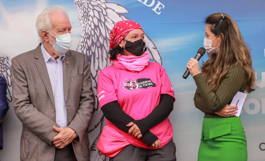 Expedição Filhas do Paraná volta a Curitiba após 2.800 km divulgando o Outubro Rosa. As motociclistas do grupo Filhas do Vento e da Liberdade retornaram neste sábado (30) ao Palácio Iguaçu – mesmo ponto de onde partiram no dia 14 de outubro, e foram recebidas pelo vice-governador Darci Piana e pela primeira-dama do Estado e presidente do Conselho Estadual de Ação Solidária, Luciana Saito Massa. - Curitiba, 30/10/2021 - Foto: Valdelino Pontes