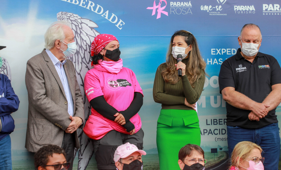 Expedição Filhas do Paraná volta a Curitiba após 2.800 km divulgando o Outubro Rosa. As motociclistas do grupo Filhas do Vento e da Liberdade retornaram neste sábado (30) ao Palácio Iguaçu – mesmo ponto de onde partiram no dia 14 de outubro, e foram recebidas pelo vice-governador Darci Piana e pela primeira-dama do Estado e presidente do Conselho Estadual de Ação Solidária, Luciana Saito Massa. - Curitiba, 30/10/2021 - Foto: Valdelino Pontes