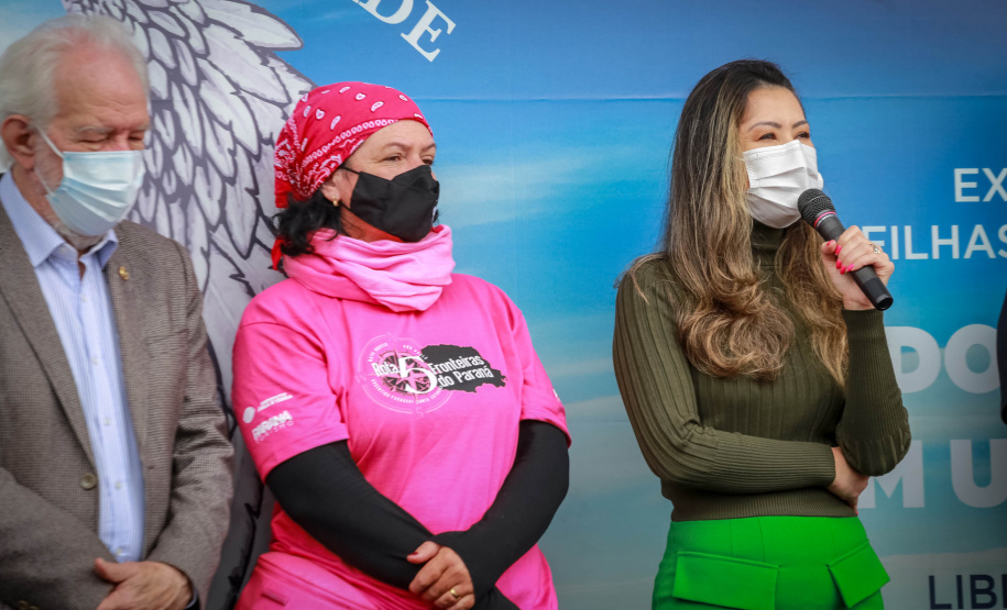 Expedição Filhas do Paraná volta a Curitiba após 2.800 km divulgando o Outubro Rosa. As motociclistas do grupo Filhas do Vento e da Liberdade retornaram neste sábado (30) ao Palácio Iguaçu – mesmo ponto de onde partiram no dia 14 de outubro, e foram recebidas pelo vice-governador Darci Piana e pela primeira-dama do Estado e presidente do Conselho Estadual de Ação Solidária, Luciana Saito Massa. - Curitiba, 30/10/2021 - Foto: Valdelino Pontes
